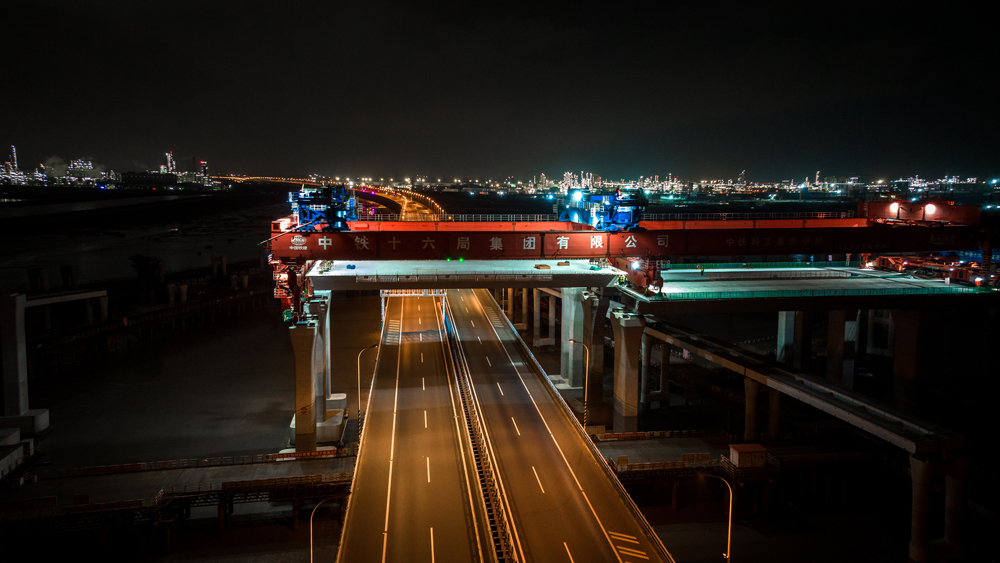 該工程建成后，將大大縮短長三角南翼與上海、江蘇等省市之間的時空距離，極大方便杭州灣沿線，特別是寧波余姚西部、慈溪北部等地市民出行，對完善國家高速公路網和寧波舟山港集疏運網絡，暢通寧波對外通道，促進浙江省海洋經濟發展示范區、長三角一體化發展具有重要意義。圖為跨越金塘大橋施工現場。