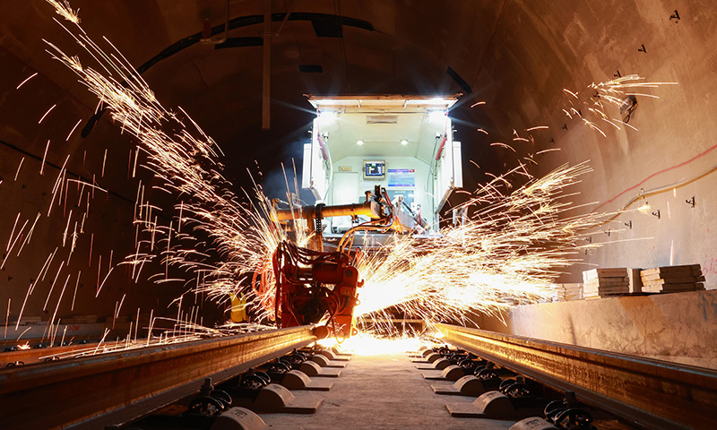 11月11日，中鐵一局員工在貴南高鐵貴州獨山段一條隧道內施工。新華社記者 劉續 攝