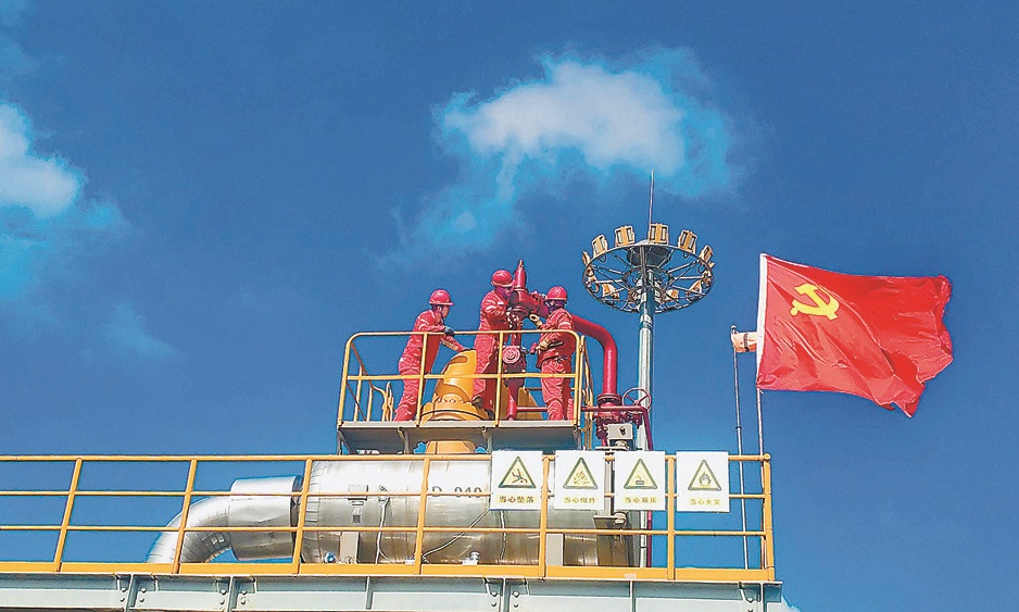 11月15日，隨著全國大范圍集中供暖大幕開啟，多地正式進入“供暖時間”。中國石油旗下企業(yè)加大馬力提速上產(chǎn)，細(xì)化各項保供措施，做到氣溫下降生產(chǎn)能力不減，以更好、更穩(wěn)、更高水平全力抓好天然氣供應(yīng)。圖為長慶油田采氣二廠黨員突擊隊開展冬供設(shè)備檢修。