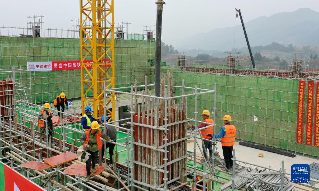 12月12日，工作人員在進行混凝土澆筑（無人機照片）。新華社記者 劉續 攝