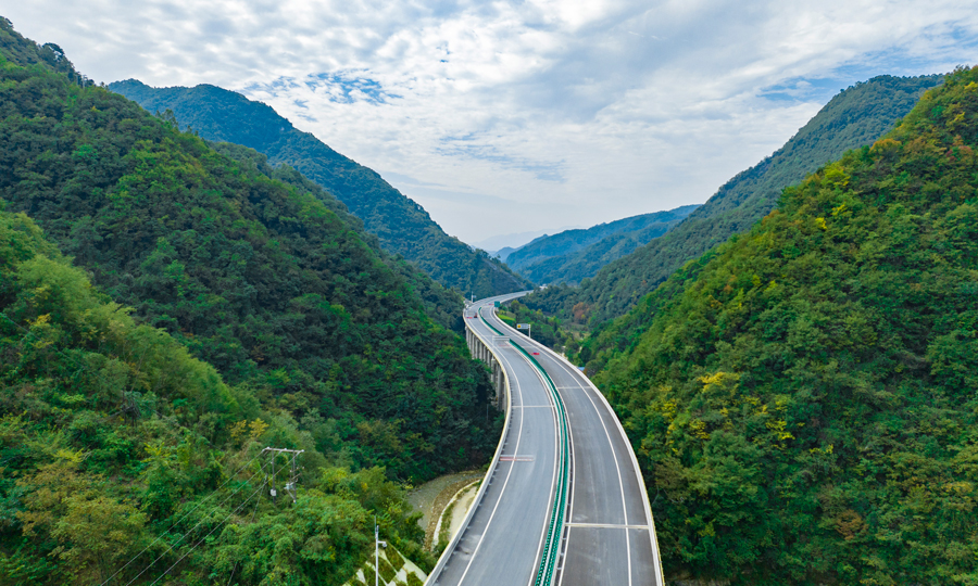 項目地處秦巴山脈生態區，面臨地形地質復雜、施工場地狹窄、生態環境敏感等諸多難題挑戰。建設團隊先后克服管段戰線長、體量大、結構物橋隧占比大等諸多困難。同時，通過加強對關鍵區域的生態環境監測，做好植被保護和污水、垃圾等污染治理，最大限度地降低施工作業對重要生態系統和保護農作物的影響，打造了“綠色工程”。