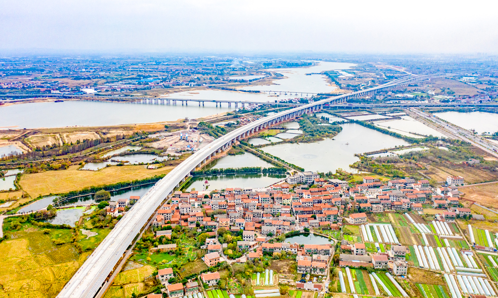 昌景黃高鐵設計時速350公里，西起江西省南昌市，途經江西省上饒市、景德鎮市，東至安徽省黃山市，正線全長289公里，其中江西省境內200公里。中鐵十四局共承擔了昌景黃高鐵江西段正線及站線鋪軌、32.3公里橋梁、3.9公里路基、812孔箱梁制架設、190組道岔鋪設等施工任務。圖為昌景黃高鐵沿線。