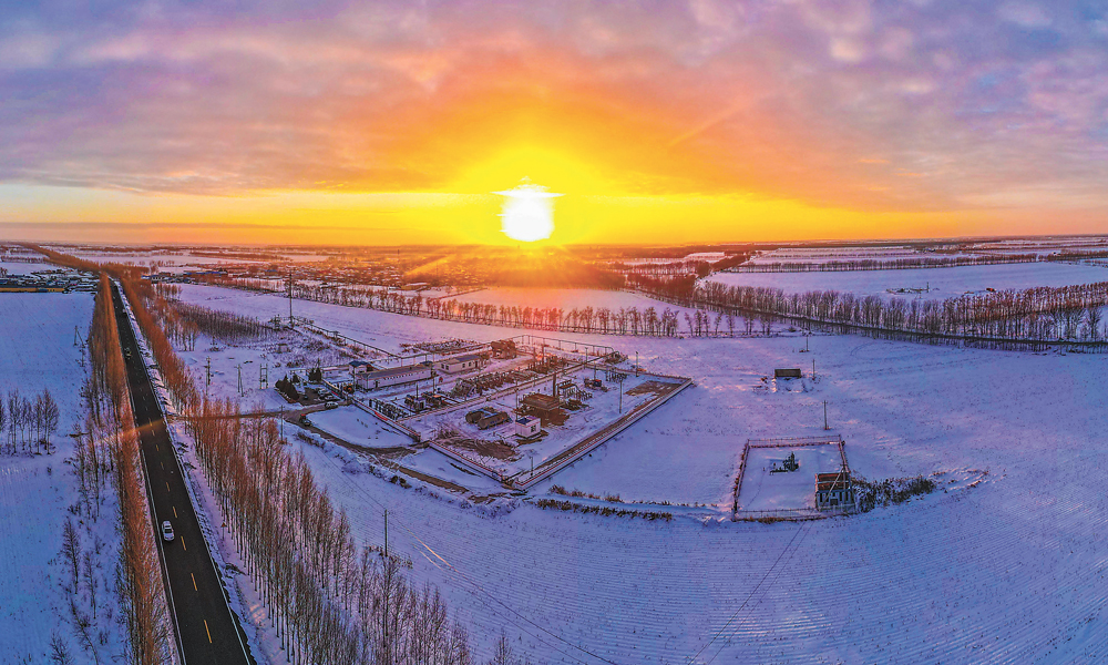 當(dāng)前，正值沖刺年度任務(wù)目標(biāo)的關(guān)鍵時(shí)期，中國石油各油氣生產(chǎn)單位統(tǒng)籌生產(chǎn)經(jīng)營、提質(zhì)增效、改革管理等各項(xiàng)重要任務(wù)。廣大干部員工扎根崗位、苦干實(shí)干，克服低溫、風(fēng)雪等不利影響，以飽滿的熱情奮戰(zhàn)在油氣生產(chǎn)一線。圖為沐浴在朝陽中的大慶油田升深1集氣站。張?jiān)破?高乃佳 攝影報(bào)道 