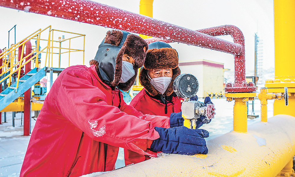 近日，新疆油田油氣儲運(yùn)公司采取“線上+線下”監(jiān)督組合拳守住安全底線，發(fā)動(dòng)全員查隱患、治隱患，守牢安全生產(chǎn)基本盤，鞏固好全年油氣儲運(yùn)生產(chǎn)成果。圖為公司員工冒著凜冽的寒風(fēng)在配氣站排查安全隱患。張克文 陸利祥 攝影報(bào)道