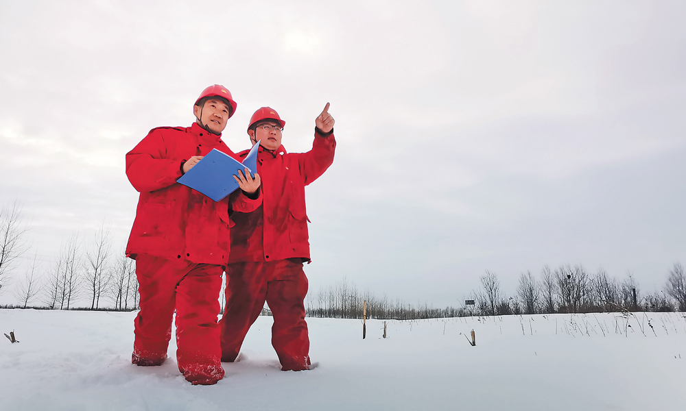 近日，大慶油田采氣員工踏著厚厚積雪仔細(xì)巡線，確保天然氣管線安全運(yùn)行。高乃佳 張?jiān)破?攝影報(bào)道