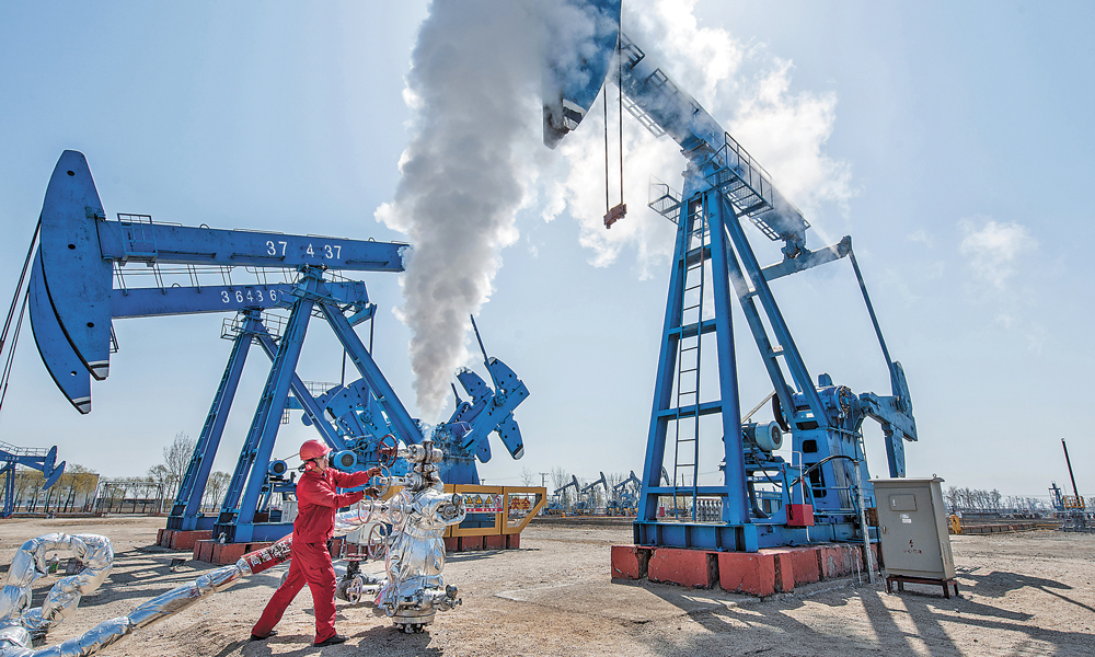 近日，遼河油田金海采油廠針對主力區(qū)塊油藏實(shí)際，重點(diǎn)圍繞“注夠水、注好水、有效注水、精細(xì)注水”開展工作，持續(xù)加強(qiáng)注水治理工作，油田管控指標(biāo)穩(wěn)定向好，穩(wěn)產(chǎn)基礎(chǔ)不斷夯實(shí)。圖為熱注運(yùn)行工正在對停注井進(jìn)行井口及管網(wǎng)泄壓。李浩 孫瑜 紀(jì)超 攝影報(bào)道 