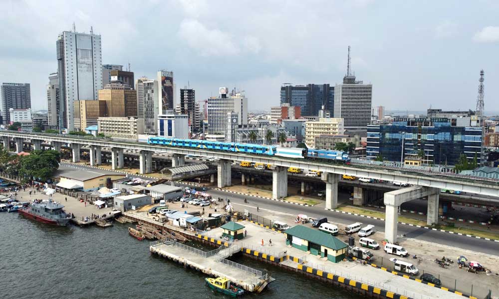 拉各斯輕軌藍(lán)線全長(zhǎng)約28公里，連接拉各斯商業(yè)中心馬瑞納至西部巴達(dá)格瑞地區(qū)，共設(shè)車站11座，設(shè)計(jì)時(shí)速100公里。本次竣工的一期工程為馬瑞納至麥圖段，全長(zhǎng)13公里，設(shè)立車站5座。圖為行駛中的拉各斯輕軌藍(lán)線列車。