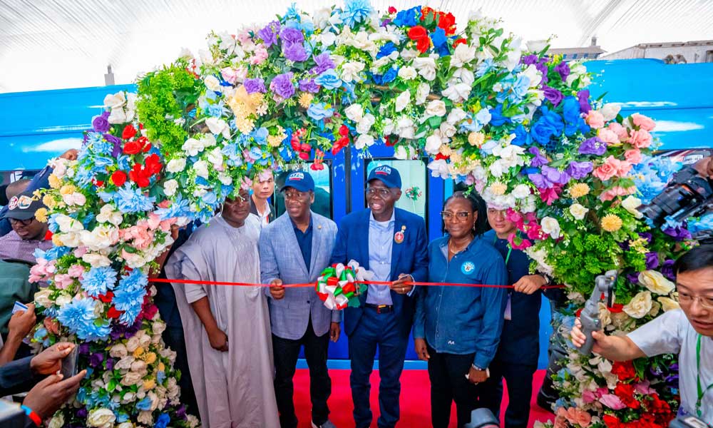 拉各斯輕軌跨lagoon湖高架橋是一座全長(zhǎng)557米，水中部分占比超過百分之八十的海上橋梁，同時(shí)也是藍(lán)線輕軌的控制性工程。大橋地處大西洋入海口，面臨深水施工、海工混凝土施工、海底障礙物多等困難，同時(shí)受既有游輪碼頭影響，跨海大橋有效施工時(shí)間短，工期緊張。為破解長(zhǎng)聯(lián)大跨、小半徑曲線、橫向風(fēng)荷載下施工穩(wěn)定性、深水施工等難題，建設(shè)者采用剛構(gòu)連續(xù)梁形式跨越水面，與既有公路橋平行對(duì)孔布置，歷時(shí)一年零6個(gè)月實(shí)現(xiàn)輕軌跨海運(yùn)行。圖為竣工儀式現(xiàn)場(chǎng)。