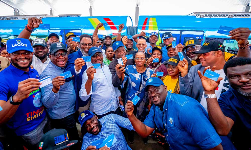 輕軌鋪設(shè)階段，建設(shè)者首次采用MATLAB仿真技術(shù)與現(xiàn)場(chǎng)結(jié)合的方式，提高了定測(cè)階段的準(zhǔn)確性，減少了人工復(fù)測(cè)的時(shí)長(zhǎng)，有效提升建設(shè)效率。依托現(xiàn)場(chǎng)實(shí)際，中國(guó)鐵建各參建單位積極開展科技創(chuàng)新研究，申報(bào)多項(xiàng)工法并獲得立項(xiàng)，發(fā)明多項(xiàng)專利技術(shù)，在國(guó)家級(jí)核心期刊發(fā)表十余篇技術(shù)研究和管理研究論文，科技成果收獲頗豐。圖為乘客打卡合影留念。