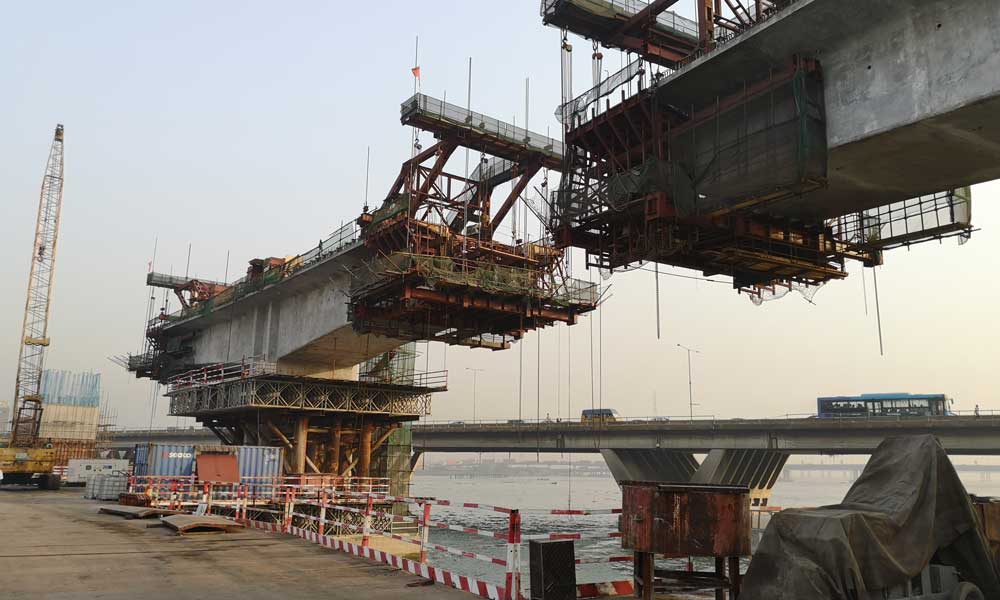 作為非洲第一大人口城市、非洲第一大城市經(jīng)濟(jì)體的拉各斯，輕軌藍(lán)線是該州有史以來投資規(guī)模最大的基礎(chǔ)設(shè)施工程。輕軌全線建成后將極大緩解拉各斯州的交通壓力，為尼日利亞乃至西非其他國(guó)家的軌道交通系統(tǒng)規(guī)劃與建設(shè)提供積極借鑒。圖為拉各斯跨海大橋架設(shè)現(xiàn)場(chǎng)。