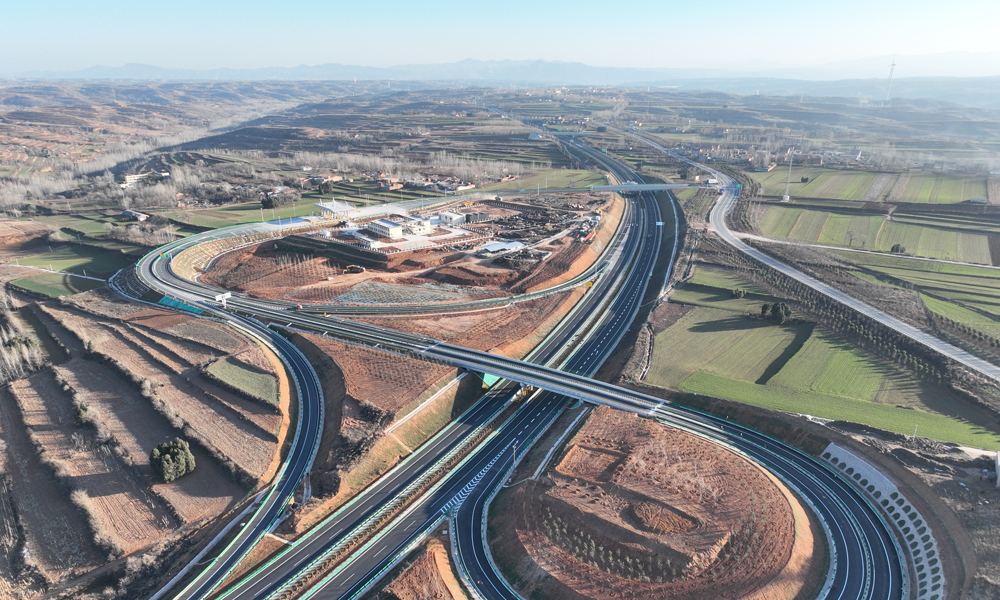 新伊高速是河南省高速公路網(wǎng)規(guī)劃的重點線路，是洛陽第二外環(huán)高速的重要組成部分。項目起于連霍高速鐵門樞紐互通，在白沙樞紐互通與二廣高速相交，全長81.25公里，按照雙向四車道高速公路標(biāo)準(zhǔn)建設(shè)，設(shè)計時速100公里。