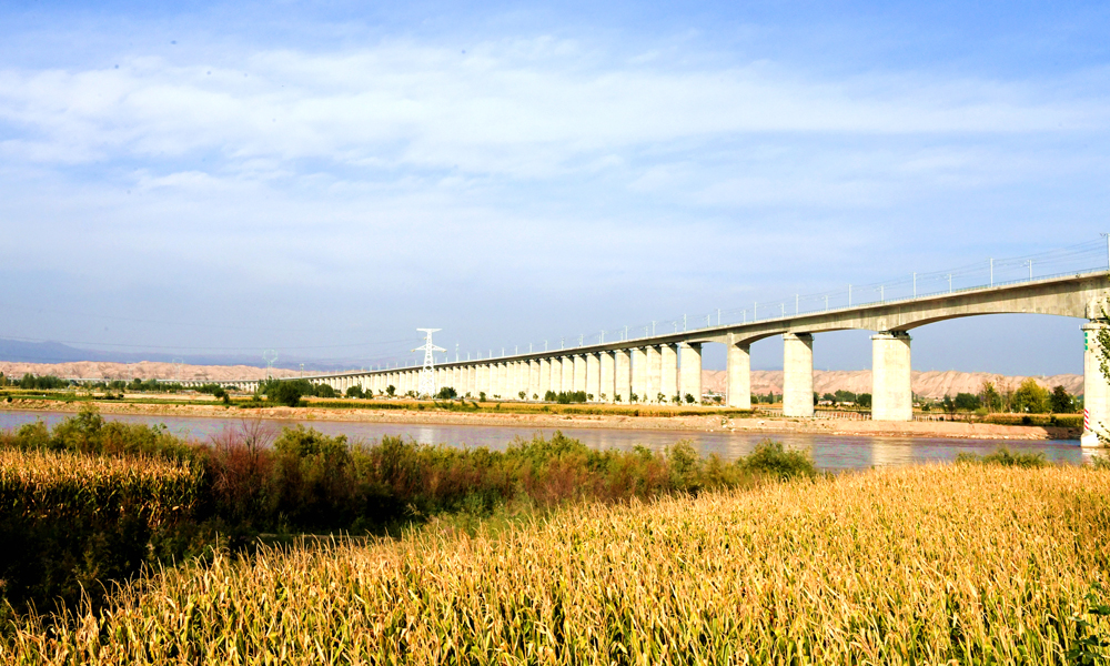 銀蘭高鐵是國家“八縱八橫”高速鐵路主通道之一“京蘭通道”的重要組成部分，是連接中國東北地區、京津冀經濟區與西北、西南地區的便捷高速通道。該線路北起寧夏回族自治區中衛市，向南經甘肅省白銀市及蘭州市，設計速度為250公里/小時，線路全長219.671公里。圖為銀蘭高鐵靖遠黃河特大橋。