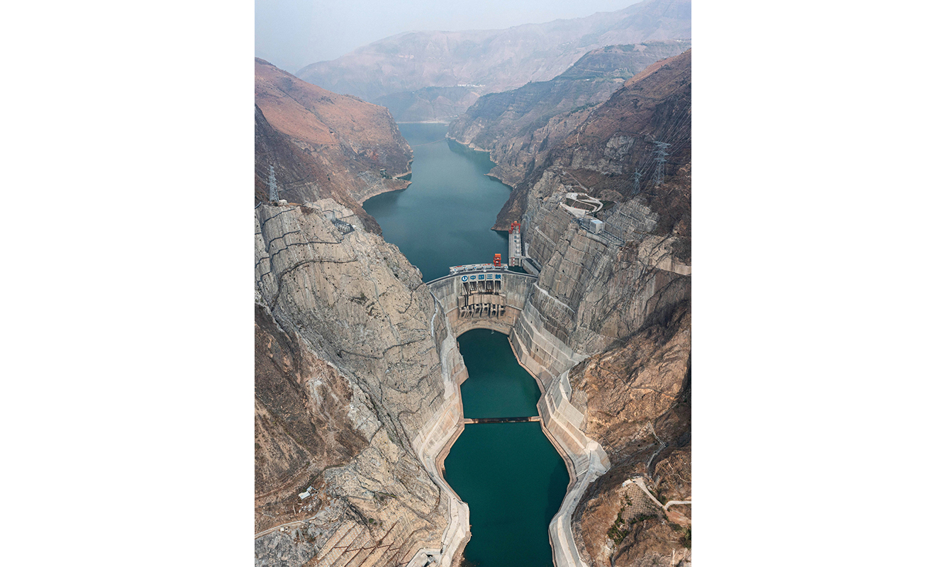 地跨四川省會東縣和云南省祿勸縣的烏東德水電站，該電站總裝機(jī)容量1020萬千瓦（無人機(jī)照片，1月3日攝）。新華社記者 江宏景 攝