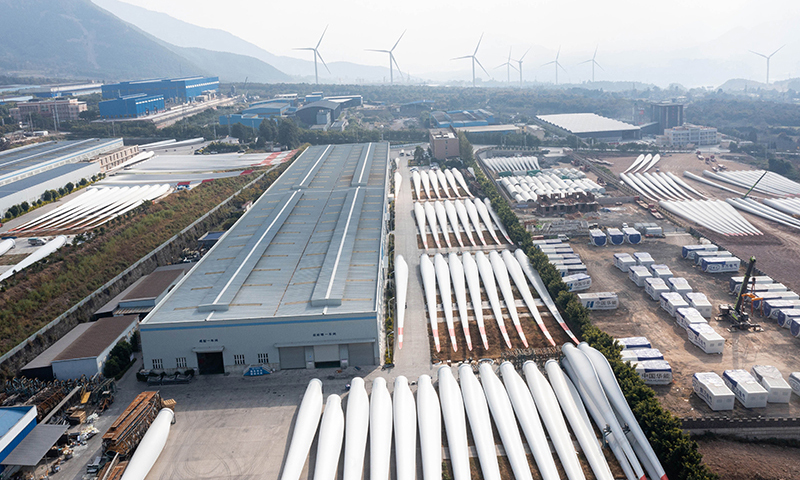 四川省涼山彝族自治州德昌縣風(fēng)電裝備制造產(chǎn)業(yè)園里，風(fēng)電裝備整齊地?cái)[放在東方電氣風(fēng)電（涼山）有限公司內(nèi)（無人機(jī)照片，1月2日攝）。新華社記者 江宏景 攝