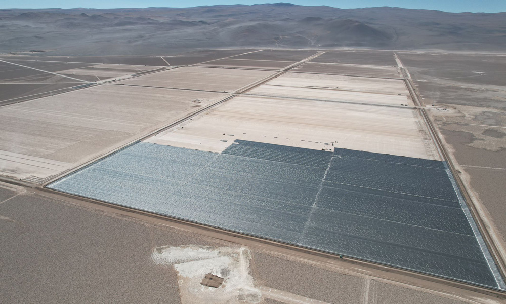 近日，隨著鹽水注入H51鹽湖蒸發(fā)池，中國(guó)中鐵旗下中鐵十局承建的阿根廷尤耶亞科鹽湖項(xiàng)目首個(gè)鹽湖蒸發(fā)池正式投入使用。H51鹽湖蒸發(fā)池容量達(dá)10億升，是尤耶亞科項(xiàng)目單體最大的鹽湖蒸發(fā)池。圖為項(xiàng)目施工現(xiàn)場(chǎng)。