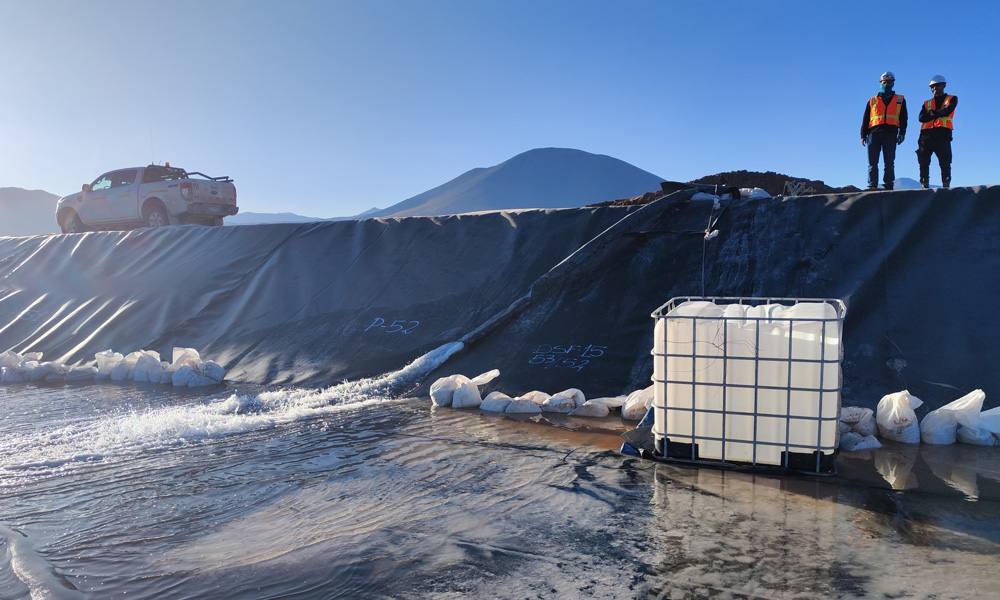 尤耶亞科鹽湖項(xiàng)目建成后，將助力當(dāng)?shù)啬戤a(chǎn)2萬(wàn)噸的氯化鋰工廠建設(shè)，提取的含量42克/升的濃縮鋰鹽水將送入位于薩爾塔省的一個(gè)加工廠加工處置，不僅對(duì)進(jìn)一步整合資源優(yōu)勢(shì)、發(fā)展當(dāng)?shù)劁囯姰a(chǎn)業(yè)具有重要意義，還對(duì)推進(jìn)阿根廷綠色循環(huán)產(chǎn)業(yè)和資源綜合節(jié)約利用有著重要作用。圖為項(xiàng)目注水施工現(xiàn)場(chǎng)。