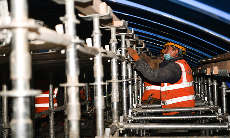 1月25日，中建三局西北公司工人在西安地鐵8號線建設項目工地施工。新華社記者 張博文 攝