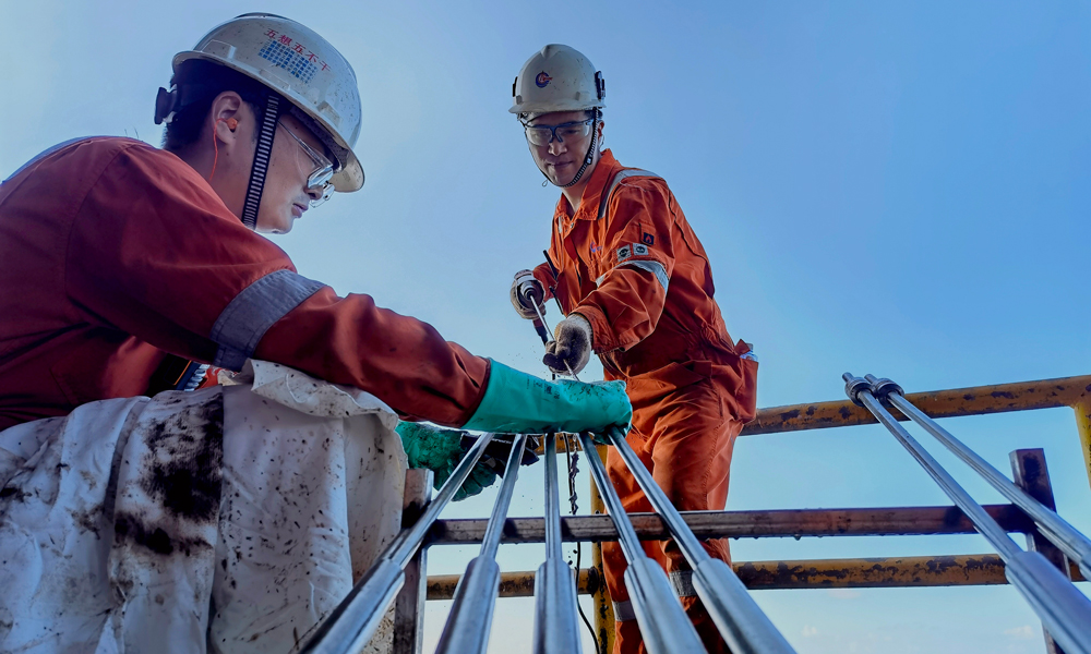 1月24日，有限深圳分公司番禺4-2A平臺員工在中層甲板開展清洗水力旋流器作業。丁焰 攝