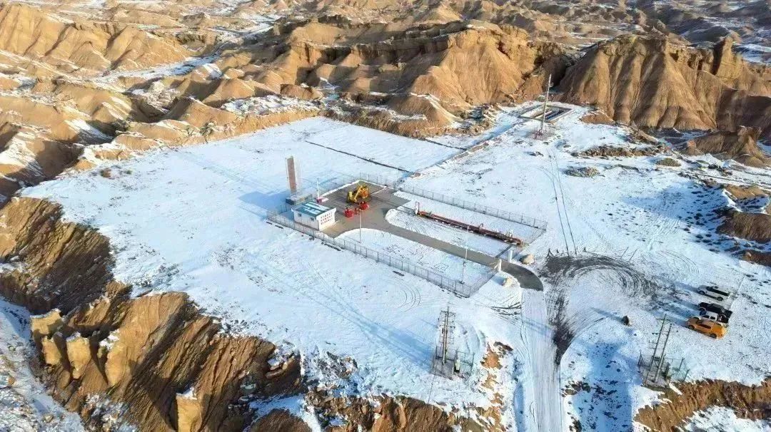 近日，塔里木油田精心組織冬季生產(chǎn)，狠抓保供責(zé)任。截至1月末，塔里木油田生產(chǎn)原油70.4萬(wàn)噸、天然氣31.2億立方米，累計(jì)生產(chǎn)油氣產(chǎn)量當(dāng)量319萬(wàn)噸，同比增加5萬(wàn)噸。景小雷 攝