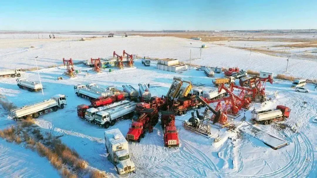 新年伊始，吉林油田克服冬季氣溫較低等實(shí)際困難，以促進(jìn)主力油田效益穩(wěn)產(chǎn)為導(dǎo)向，盯緊本質(zhì)扭虧中心任務(wù)，全力以赴抓油氣穩(wěn)產(chǎn)、增產(chǎn)。1月份，吉林油田生產(chǎn)原油41萬(wàn)噸，同比增長(zhǎng)1.48%；生產(chǎn)天然氣9183萬(wàn)立方米，超計(jì)劃5.79%。周昕林 攝
