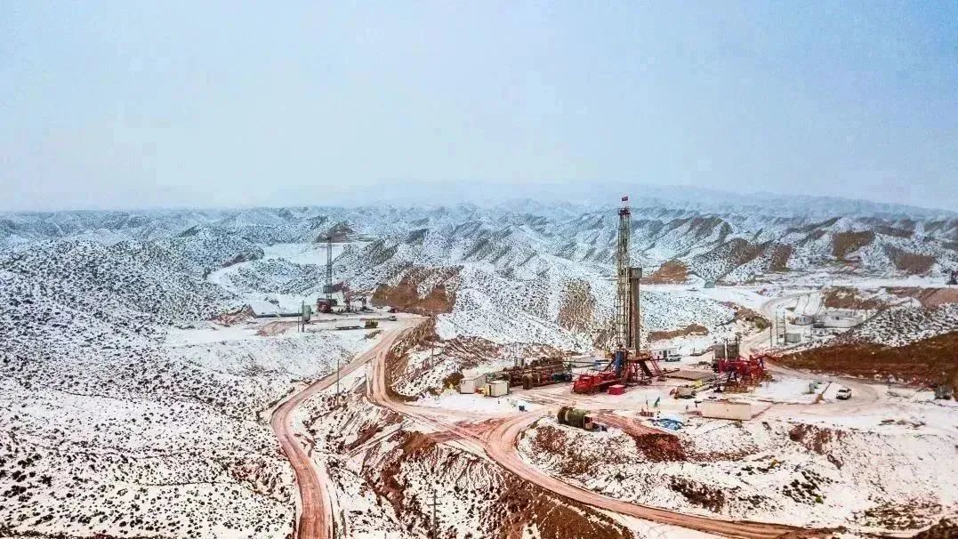 近日，玉門(mén)油田高效組織原油生產(chǎn)開(kāi)發(fā)工作，狠抓冬季安全生產(chǎn)管理，緊盯天氣變化，加強(qiáng)油水井的日常動(dòng)態(tài)管理。1月份，玉門(mén)油田累計(jì)產(chǎn)油6.36萬(wàn)噸，累計(jì)產(chǎn)氣760.87萬(wàn)立方米。扎實(shí)推進(jìn)新能源項(xiàng)目，200兆瓦光伏發(fā)電項(xiàng)目運(yùn)行平穩(wěn)。朱俊霖 攝