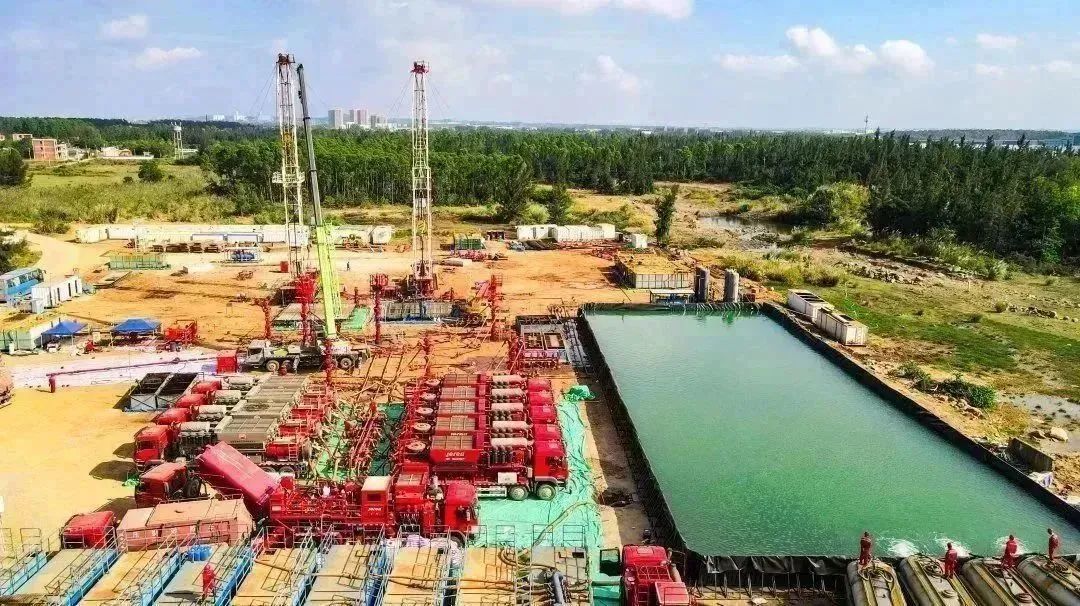 1月份，南方勘探公司統(tǒng)籌推進(jìn)“油氣勘探、開(kāi)發(fā)生產(chǎn)、新能源業(yè)務(wù)”三項(xiàng)工作，著力打造提質(zhì)增效“精進(jìn)版”，油氣產(chǎn)量實(shí)現(xiàn)“超計(jì)劃”運(yùn)行，實(shí)現(xiàn)營(yíng)業(yè)收入、利潤(rùn)同比分別增長(zhǎng)11.1%和16.6%，分別創(chuàng)近十年和近九年來(lái)最好水平。文詩(shī)璟 攝