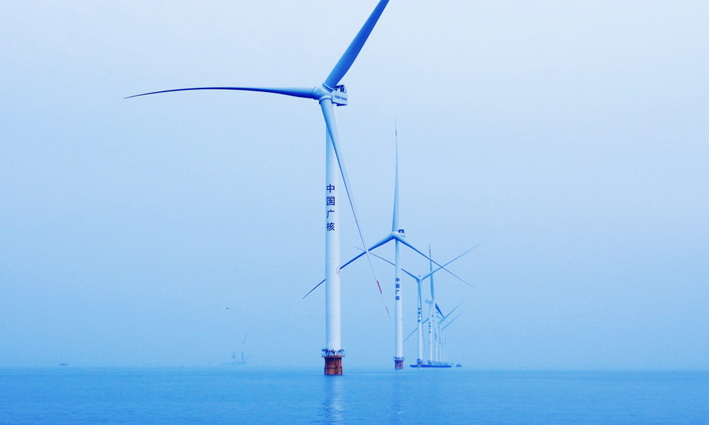 近日，國內(nèi)首個(gè)海上風(fēng)電與海洋牧場(chǎng)融合發(fā)展研究實(shí)驗(yàn)項(xiàng)目煙臺(tái)萊州30萬千瓦海上風(fēng)電場(chǎng)全容量投運(yùn)，實(shí)現(xiàn)了中廣核在我國北方海域海上風(fēng)電建設(shè)“零”的突破。