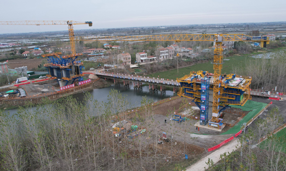 智慧造橋機于2021年9月制造完成。相比較于傳統懸臂現澆梁，智慧造橋機組裝拆解時間可節省40小時；可實現懸臂現澆梁節段鋼筋骨架整體入模，較傳統掛籃施工可節省15時/節段；研制的自動走行、液壓模板調節控制系統，較傳統掛籃調節可節省6時/節段；開發造橋機三維數字化監管平臺，提高了橋梁建造質量和整套裝備的安全性；創新造橋機反力預壓方式，在零號塊腹板上預埋反力支架，利用液壓千斤頂的頂推力，通過反力架將作用力分級傳遞給造橋機，下壓底模，上拉吊桿，從而得出變形數據為后續工程檢測提供參照。