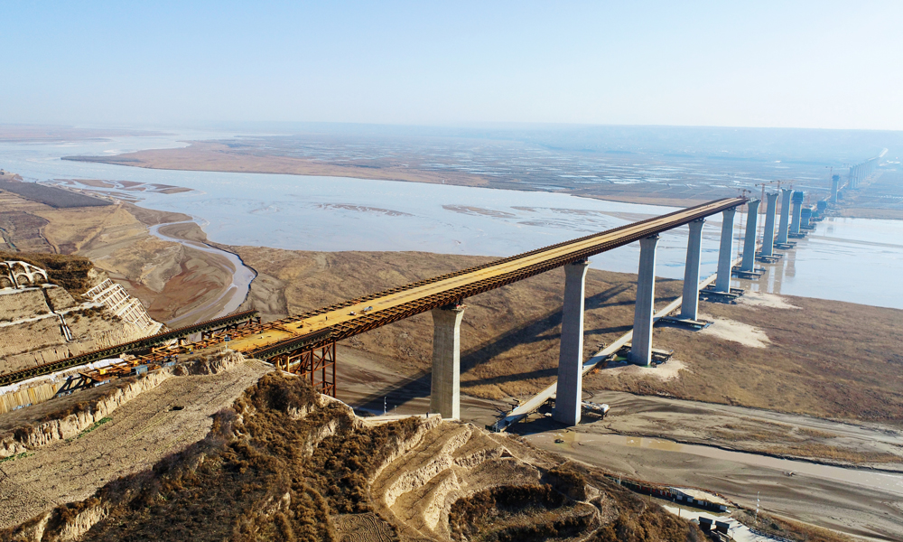 建成通車后，臨猗黃河大橋將與陜西省合陽至銅川高速公路順接，與其它公路銜接共同構成一個橫貫東西、縱貫南北的高速公路網，屆時山西省運城市至陜西省銅川市通車時間從4小時縮減至2個半小時，為山西運城黃河流域高質量發展發揮極大促進作用。圖為大橋陜西側施工作業現場。