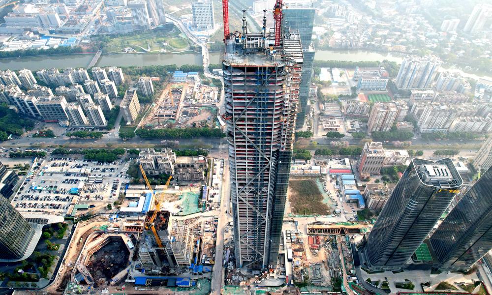 近日，隨著最后一方混凝土澆筑完成，由中國建筑旗下中建八局承建的廣州廣商中心項目順利突破333.45米標高，實現(xiàn)主體結構封頂。