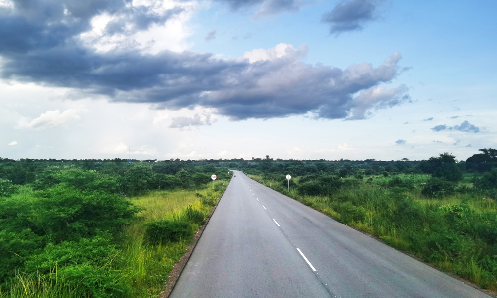 作為坦桑尼亞重要的國家級主干公路，項目開通運營后，不僅極大地便利了沿線民眾出行，還對卡塔維省的礦產(chǎn)資源和農(nóng)業(yè)開發(fā)產(chǎn)生積極深遠影響，對當?shù)氐慕?jīng)濟發(fā)展提速具有舉足輕重的意義。據(jù)悉，中鐵七局在坦桑尼亞已累計建成道路里程近1300公里。圖為坦桑尼亞108公里道路升級項目。