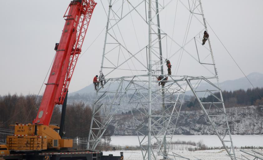 近日，國家電網(wǎng)吉林電力員工在沈白高鐵輸電線路遷改工程現(xiàn)場組立鐵塔。