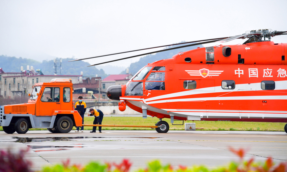 近日，航空工業(yè)昌飛試飛站春日突擊正忙，工作人員正拖曳直8到機(jī)坪。湯向偉 攝