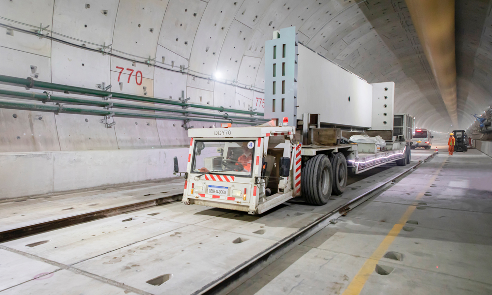 上海機(jī)場(chǎng)聯(lián)絡(luò)線從虹橋樞紐站出發(fā)，途經(jīng)閔行、徐匯、浦東三區(qū)，最后到達(dá)上海東站。正線全長(zhǎng)68.6公里，共設(shè)9個(gè)車(chē)站，設(shè)計(jì)時(shí)速160公里。圖為中隔墻運(yùn)輸車(chē)在已經(jīng)成型的隧道里進(jìn)行運(yùn)輸作業(yè)。