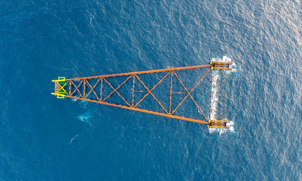 目前，海上安裝作業進入插樁固定階段，將在導管架裙裝套筒打入12根鋼樁。據項目人員介紹，為確保工程的穩定性，必須將鋼樁深深打入海底持力層，平均入土深度超120米，較“海基一號”深水導管架還要深7米。其中最長鋼樁達161.2米，直徑約2.6米，重量達738噸，刷新了亞洲海洋工程打入樁的長度紀錄。