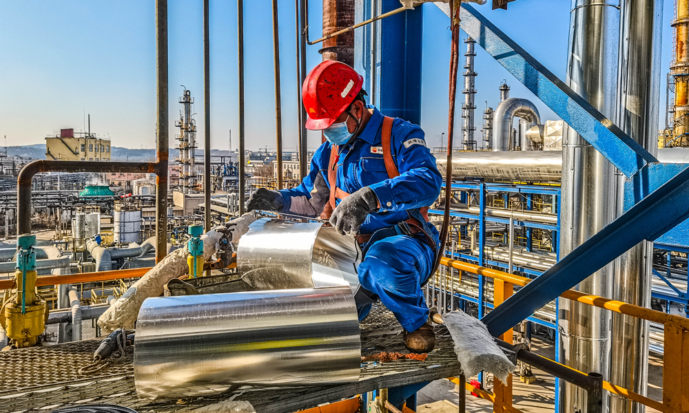 4月12日，撫順石化工建公司干部員工鉚足干勁，全力推進油蠟聯(lián)產(chǎn)項目建設(shè)和石油二廠、乙烯廠裝置檢修。