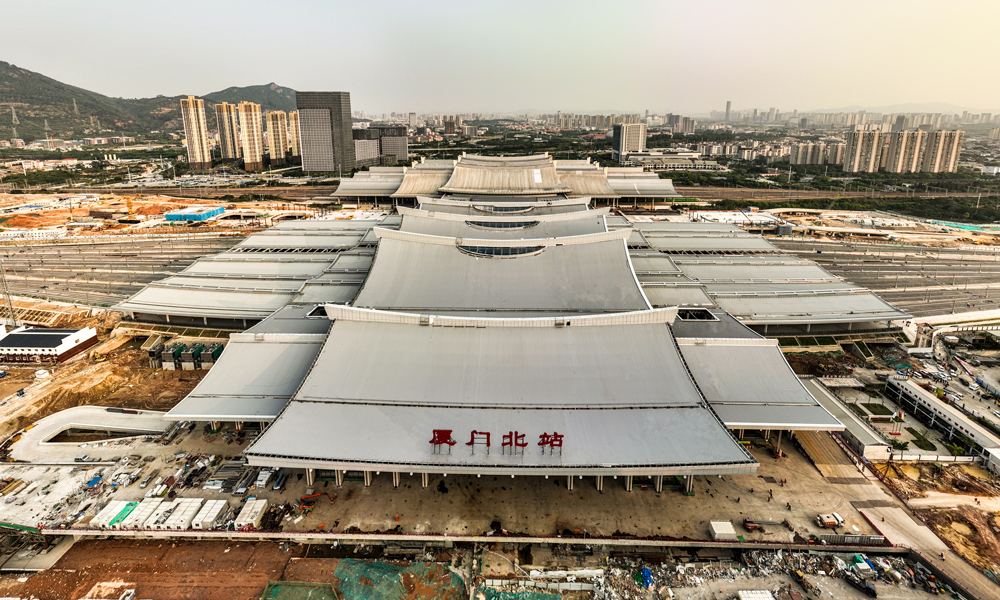 據悉，新建廈門北站工程目前處于內部裝飾裝修及設備安裝階段。福廈高鐵預計在今年9月底具備開通運營條件，新建福廈高鐵廈門北站將同步投入使用。圖為該站近景。