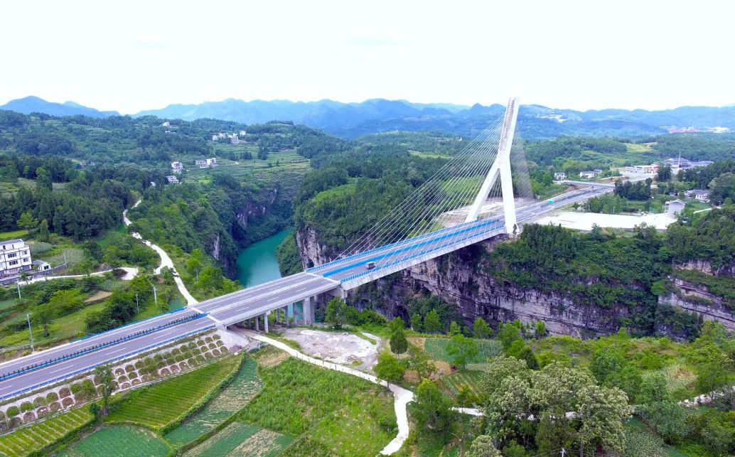 中交資管貴州道安高速項目通過推行可再生能源應用、公路節能照明技術應用等措施，使綠色低碳技術在254公里高速上廣泛應用。