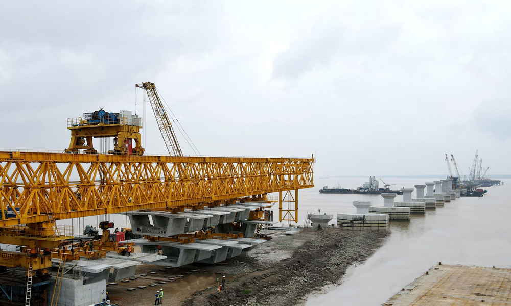 當地時間4月19日上午，中國中鐵旗下中鐵大橋局承建的馬來西亞魯巴跨海大橋南引橋首孔箱梁節段成功架設，大橋引橋進入上部結構架設施工階段。魯巴跨海大橋為馬來西亞在建最大單體橋梁項目，全長4844米，由1197.6米南引橋、598.8米主航道橋、3047.6米北引橋組成，全橋設計箱梁節段85跨共1101片，采用預制節段膠拼施工工藝。