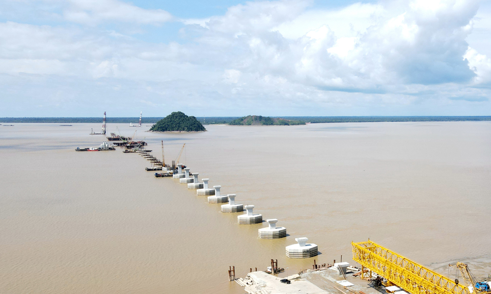 魯巴跨海大橋位于呈喇叭口型的魯巴河入海口，外海口寬達27千米，縮小至橋址處僅為4.5千米寬。大橋橋址處為典型的半日潮，即平均半天一個潮汐輪回，漲落潮時流速極快、浪涌能量大，最大潮差達6.4米，給橋梁施工帶來很大困難。為確保此次箱梁節段順利架設，中鐵大橋局積極協調各方，快速完成了架橋機荷載試驗，不斷優化預制和架設方案，在正式架設前開展多次安全及技術交底，把關每一道工序及細節，保證了架梁安全實施。