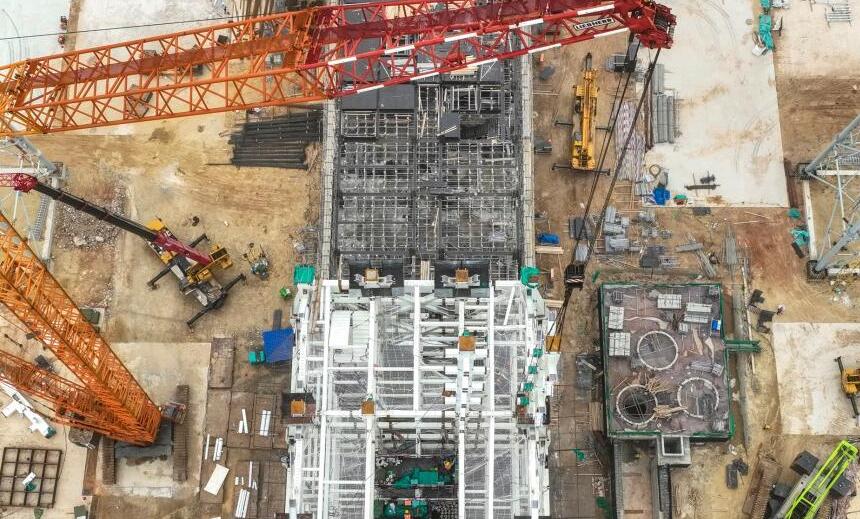 目前，海南商業(yè)航天發(fā)射場(chǎng)的建設(shè)工作正在緊張進(jìn)行中。中國(guó)航天科技集團(tuán)有限公司一院特車公司承建的一號(hào)工位固定勤務(wù)塔已完成第7、第8層的鋼構(gòu)吊裝，即將開(kāi)展第9、10層鋼結(jié)構(gòu)吊裝；一號(hào)工位1號(hào)避雷塔已安裝至第6層，4號(hào)避雷塔已安裝第3層；其余前置設(shè)備間、噴水降噪設(shè)施建設(shè)穩(wěn)步推進(jìn)，發(fā)射臺(tái)和回轉(zhuǎn)平臺(tái)正在島外加緊生產(chǎn)。中國(guó)新聞網(wǎng)記者 駱云飛 攝