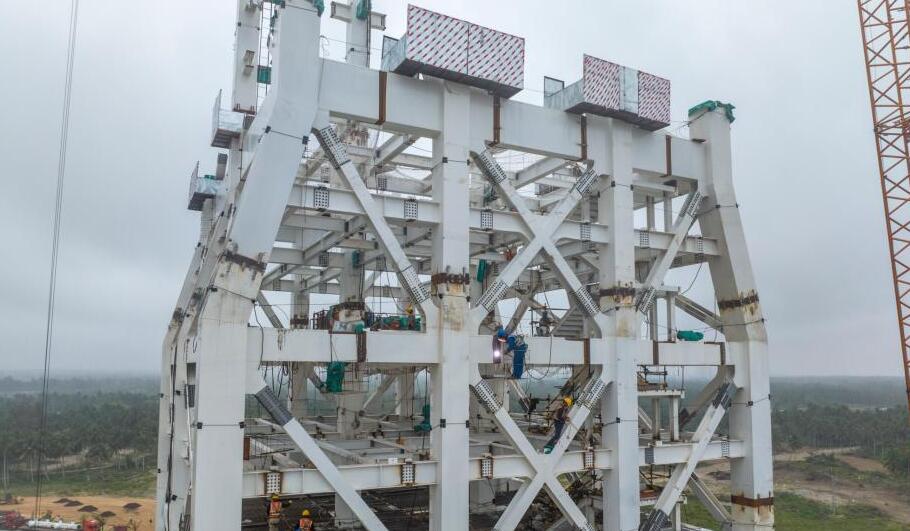 當(dāng)前，該項(xiàng)目建設(shè)正在提速，設(shè)備生產(chǎn)和現(xiàn)場(chǎng)施工日夜不停同步進(jìn)行。據(jù)悉，今年5月底將完成勤務(wù)塔主體結(jié)構(gòu)建設(shè)，今年底完成一號(hào)發(fā)射工位總體目標(biāo)設(shè)備設(shè)施的現(xiàn)場(chǎng)安裝調(diào)試工作。中國(guó)新聞網(wǎng)記者 駱云飛 攝