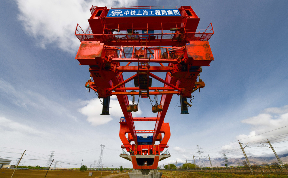 包銀高鐵是國家“八縱八橫”高鐵京蘭通道的重要組成部分，是西北連接東北、華北的交通大動脈和經濟大通道，也是國家“十四五”規劃的102個重大項目之一。項目建成通車后，對新時代推進西部大開發、黃河流域生態保護和高質量發展等國家戰略具有重大意義。圖為包銀高鐵跨萬甘鐵路特大橋箱梁架設施工現場。