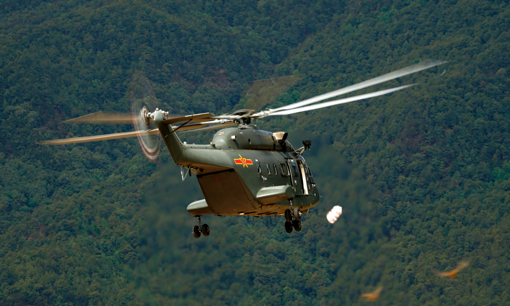 在演習現場，直8G采取懸停空投的方式進行物資補給。