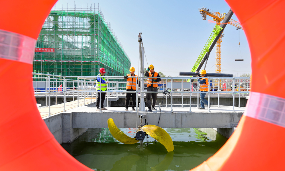 項目建成后可有效收集、處理入園企業排放的工業廢水，經分類處理后再回用于企業生產，實現水資源再生利用，有力推動區域經濟高質量發展。圖為5月13日拍攝的零碳產業園工業污水處理廠及水資源再生利用項目施工現場。