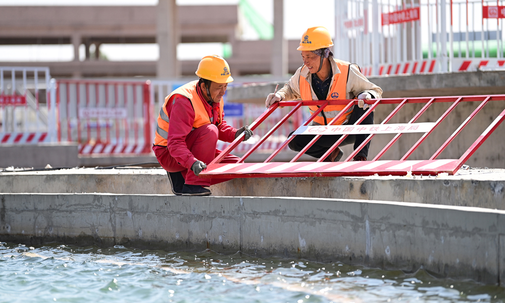 5月13日，工人在零碳產業園工業污水處理廠及水資源再生利用項目施工現場作業。