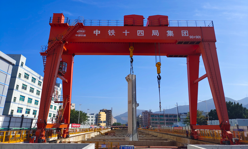 福坑站是深圳地鐵16號線二期工程3座裝配式車站之一，車站全長228米，整體裝配率達76.3%，由435塊“積木”現場按順序拼接成型，是粵港澳大灣區首批裝配式試點地鐵車站，也是全國首批內支撐體系下、大分塊預制構件結構形式全裝配式地鐵車站。圖為裝配構件側墻塊吊裝現場。