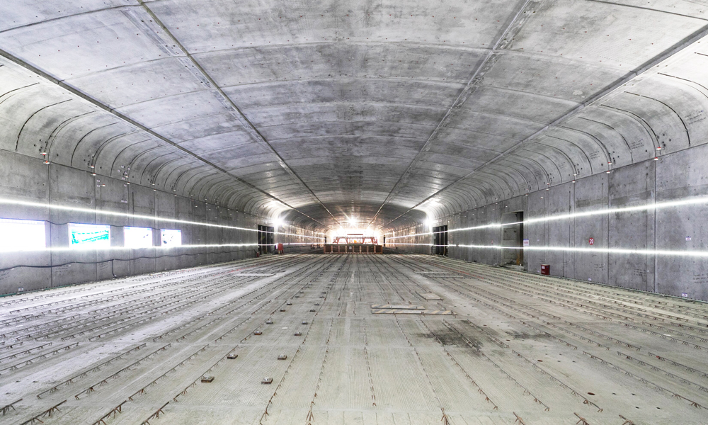 據悉，與地鐵車站傳統工法相比，預制裝配式建造技術大幅提升了工程建設速度和工程質量，是助力城市軌道交通施工進入模塊化、工廠化時代，探求地鐵實現“碳達峰”“碳中和”的新途徑。深圳地鐵16號線二期建成后將有效加強龍崗中心城與園山片區聯系，有效緩解交通壓力，帶動沿線經濟發展。圖為裝配式車站內部。