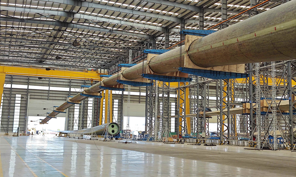 B1200A型葉片順利通過靜力試驗、B1260A型葉片成功下線，有效驗證了東方電氣風電葉片設計和制造技術水平，檢驗了企業自主開發超大型海上風電葉片的可靠性，將有力推動海上風電高質量發展和“雙碳”目標實現。圖為東方電氣B1200A型葉片靜力試驗現場。