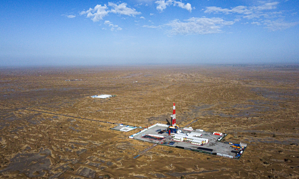 5月30日，中國石油深地塔科1井在塔克拉瑪干沙漠鳴笛開鉆。在深邃的“地宮”尋油找氣，難于攀蜀道，堪比上青天。高溫、高壓、高負荷疊加帶來的影響，對鉆井裝備、儀器、工作液等提出了嚴苛要求。要將能源的飯碗牢牢端在自己手里，必須攻克重重難關。